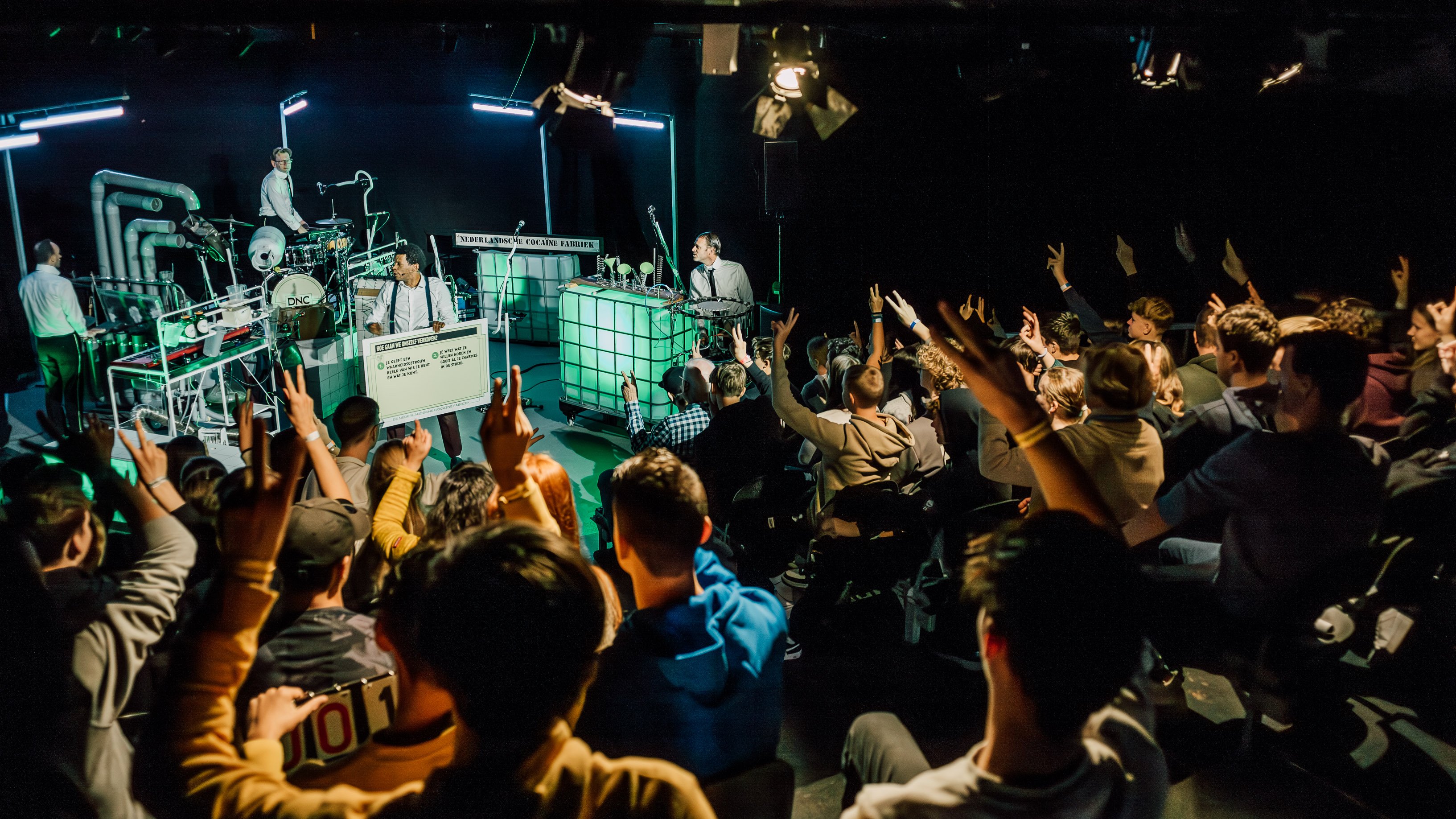DEZE GEBRUIKEN Scènefoto De Nederlandsche Cocaïnefabriek 319 - Tafel van Vijf Muziektheater - foto Theo Scholten